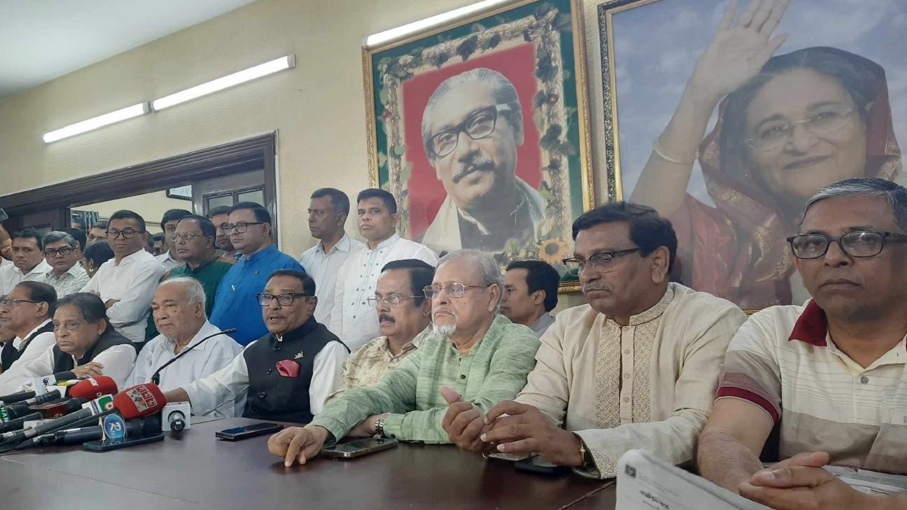 ধানমণ্ডির রাজনৈতিক কার্যালয়ে নির্বাচনী তফসিল ঘোষণা পরবর্তী সংবাদ সম্মেলনে কথা বলছেন ওবায়দুল কাদের। ছবি : সংগৃহীত