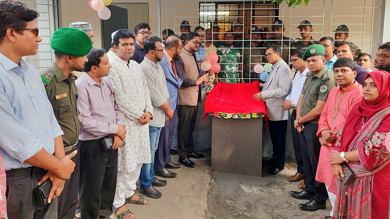 বরিশাল বিশ্ববিদ্যালয়ে নবনির্মিত আনসার ক্যাম্প উদ্বোধন। ছবি : কালবেলা