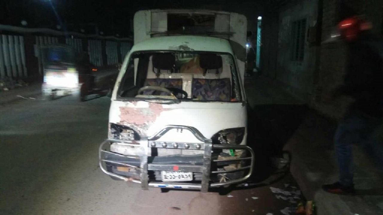 হামলায় পুলিশের একটি পিকআপ ভ্যানও ভাঙচুর করা হয়। ছবি : কালবেলা