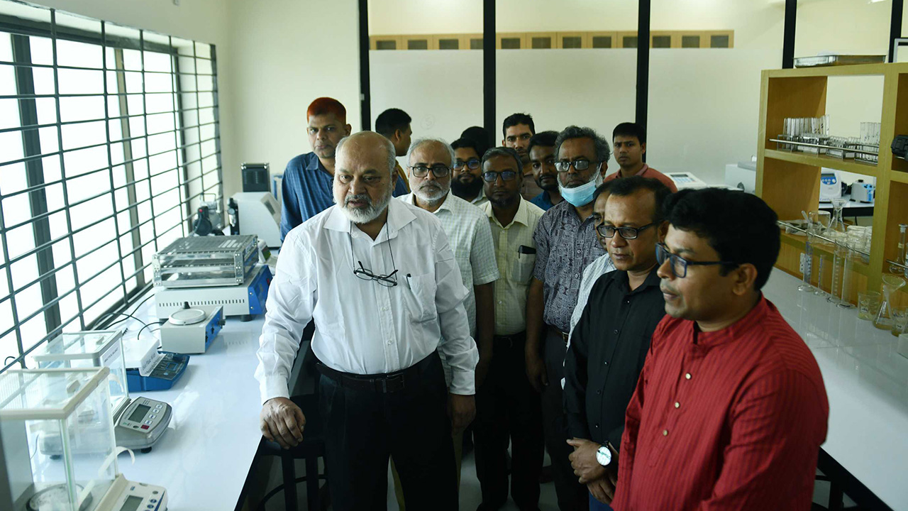 নোবিপ্রবিতে জাতীয় কৃষি দিবস উপলক্ষে ল্যাব উদ্বোধন করলেন উপাচার্য অধ্যাপক ড. মো. দিদার-উল-আলম। ছবি : কালবেলা