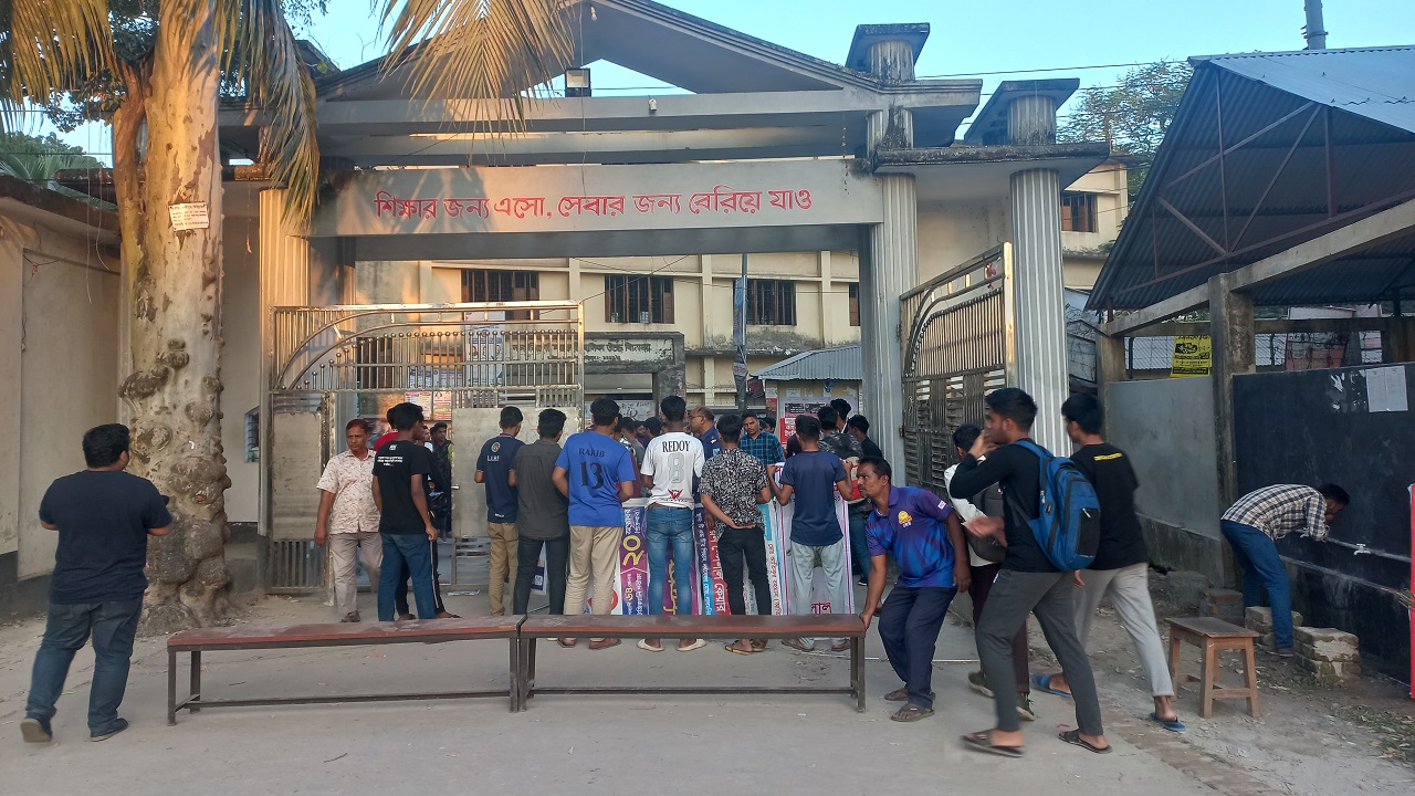 লালমনিরহাটে বিদ্যালয় ফটকে অকৃতকার্য শিক্ষার্থীদের বিক্ষোভ। ছবি : কালবেলা