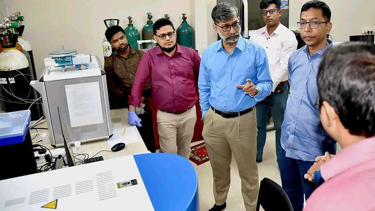 খুবিতে মার্কারি ও সিএন অ্যানালাইজার যন্ত্র স্থাপন ও নমুনা পরীক্ষার ফলাফল পর্যবেক্ষণ করেন উপাচার্য। ছবি : কালবেলা