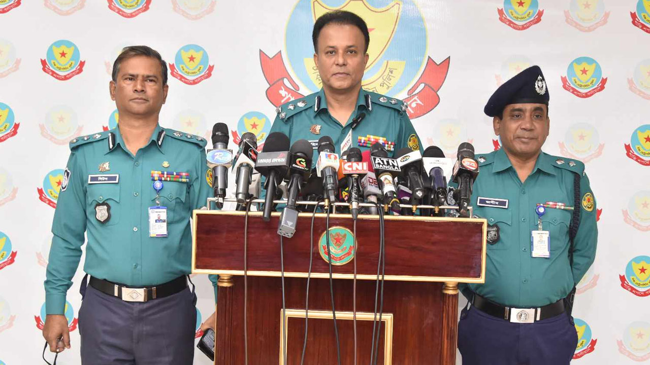 ডিএমপি মিডিয়া সেন্টারে আয়োজিত এক সংবাদ সম্মেলনে অতিরিক্ত কমিশনার ড. খ. মহিদ উদ্দিন। ছবি : কালবেলা