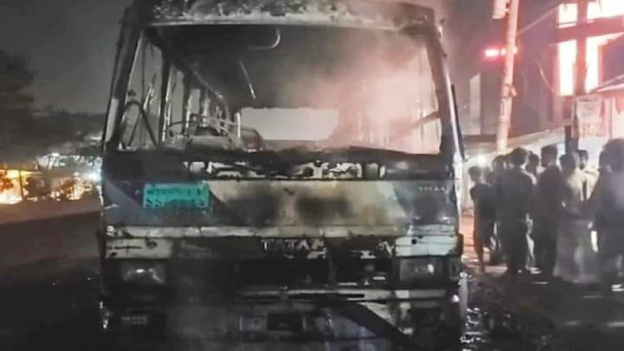 ঢাকা-ময়মনসিংহ মহাসড়কের পাশে দাঁড় করিয়ে রাখা একটি মিনিবাসে আগুন দেয় দুর্বৃত্তরা। ছবি : কালবেলা