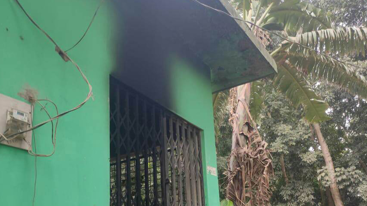 মানিকগঞ্জের ঘিওরে ১৫নং পাচুরিয়া সরকারি প্রাথমিক বিদ্যালয়ে অগ্নিসংযোগ। ছবি : কালবেলা