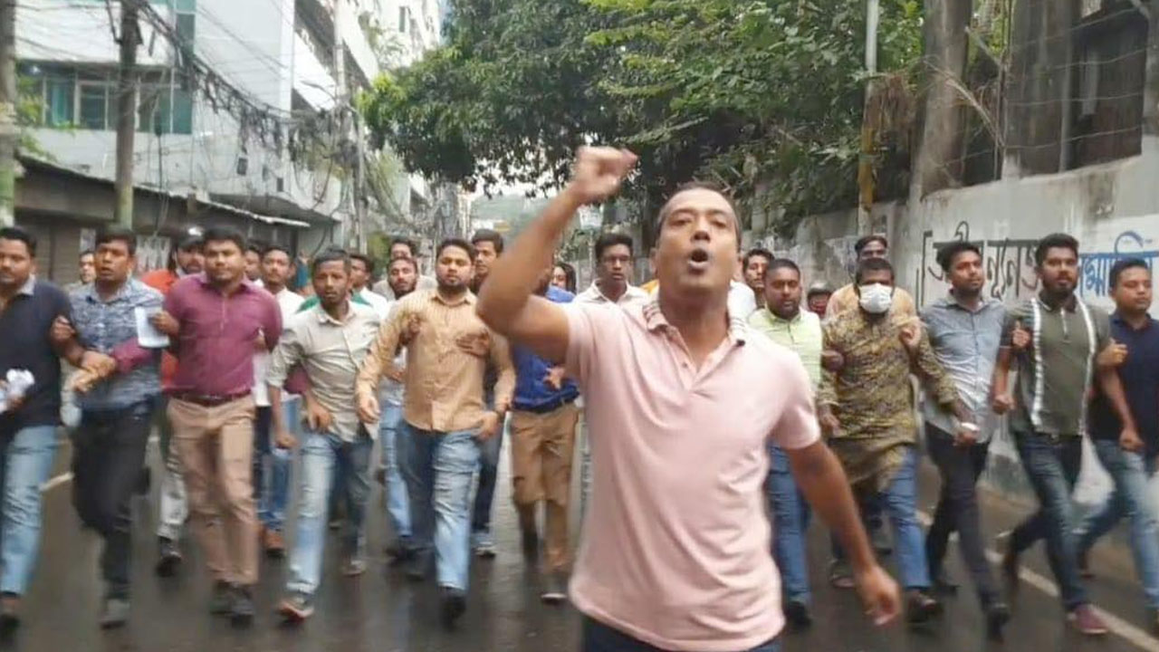 মৎস্য ভবন এলাকায় ছাত্রদলের বিক্ষোভ। ছবি : কালবেলা