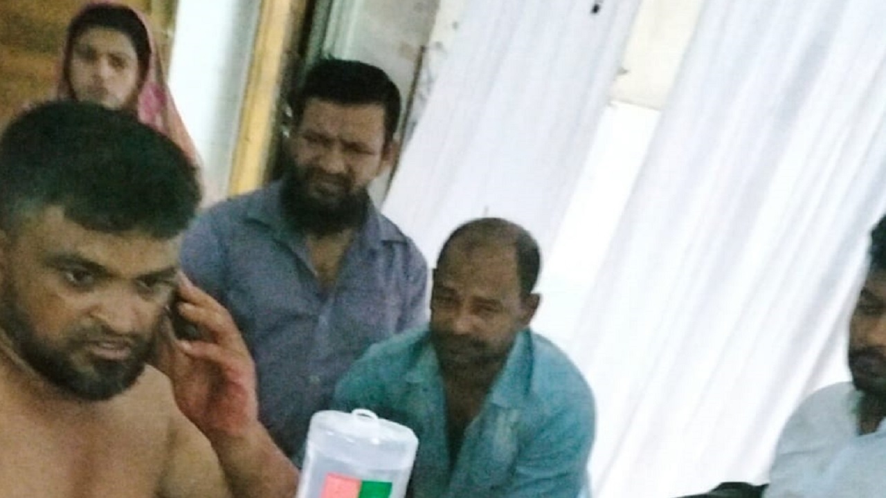 আনন্দ মিছিলে হামলায় শিকার যুবলীগের এক নেতাকে হাসপাতালে নিচ্ছেন স্বজনরা। ছবি : কালবেলা
