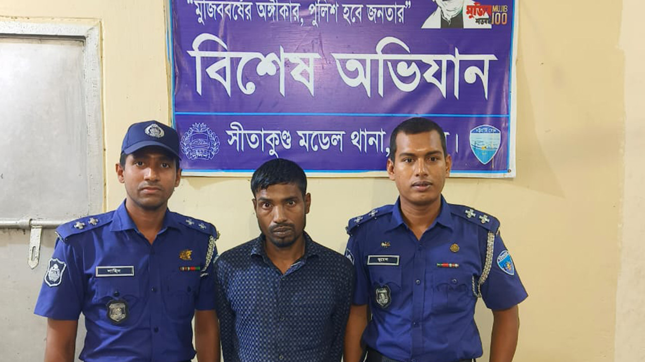 চট্টগ্রামের সীতাকুণ্ডে অস্ত্রসহ গ্রেপ্তার আব্দুর বারেক ওরফে পিয়ারু। ছবি : কালবেলা