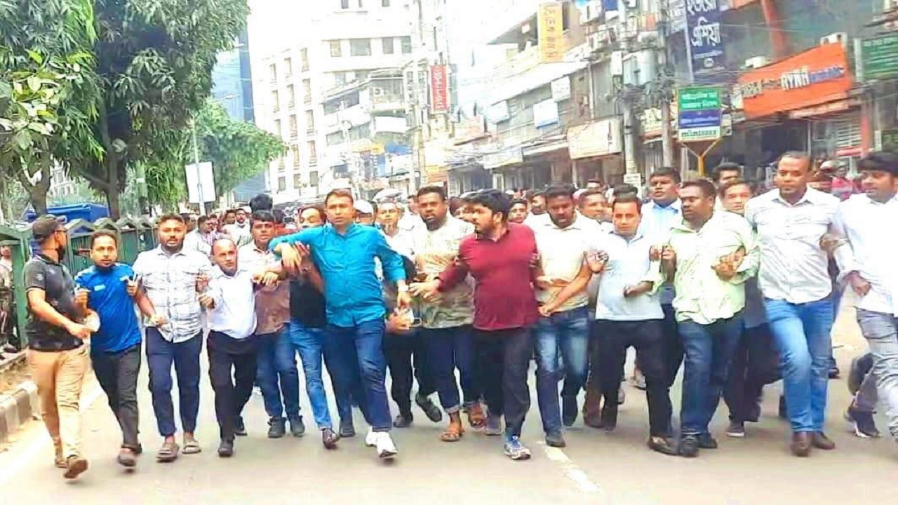 দ্বাদশ জাতীয় নির্বাচনের তপশিল প্রত্যাখ্যান করে ঢাকা মহানগর দক্ষিণের ৫ স্থানে বিক্ষোভ করেছে স্বেচ্ছাসেবক দল। ছবি : কালবেলা