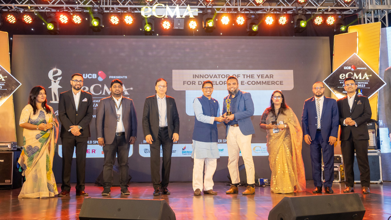 ‘ইনোভেটর অব দ্য ইয়ার’ পুরস্কার গ্রহণ করেন উপায়-এর চিফ কমার্শিয়াল অফিসার জিয়াউর রহমান। ছবি : উপায়