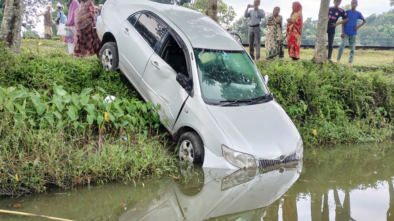 দুর্ঘটনাকবলিত প্রাইভেট কার। ছবি : কালবেলা