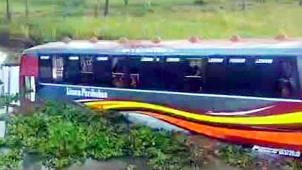 দুর্ঘটনাকবলিত বাস। ছবি : কালবেলা