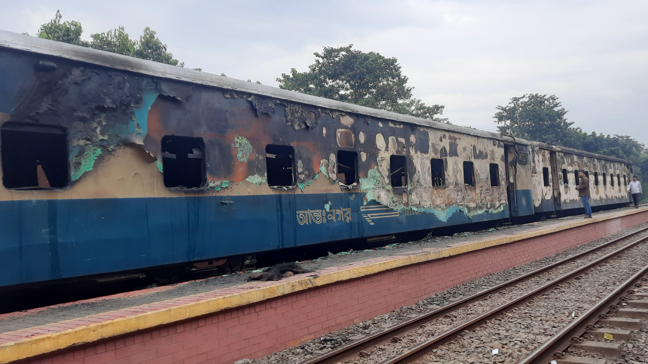 আগুনে পোড়া ট্রেন। ছবি : কালবেলা