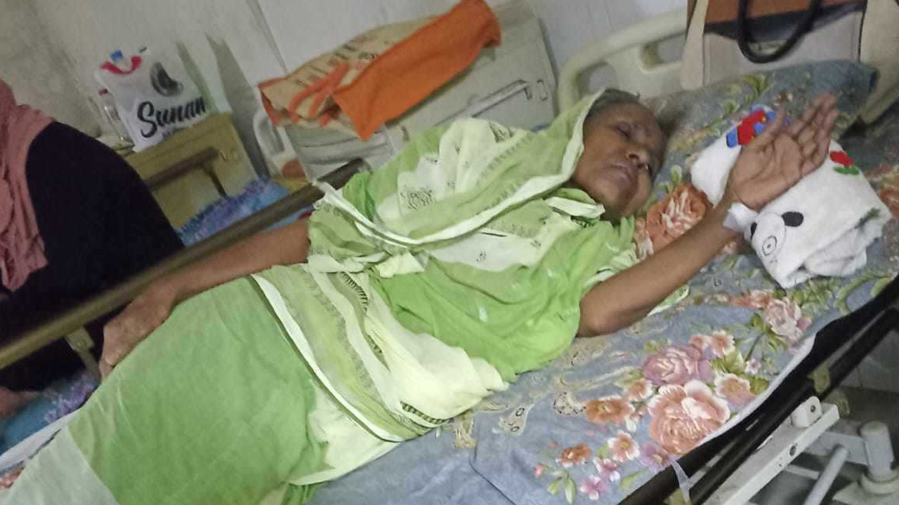 চিকিৎসাধীন লায়লা আক্তারের মা। ছবি : কালবেলা