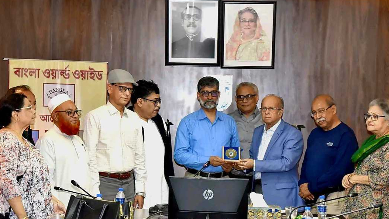 খুবিতে বাংলা ওয়ার্ল্ড ওয়াইডের প্রতিনিধিদল। ছবি : কালবেলা