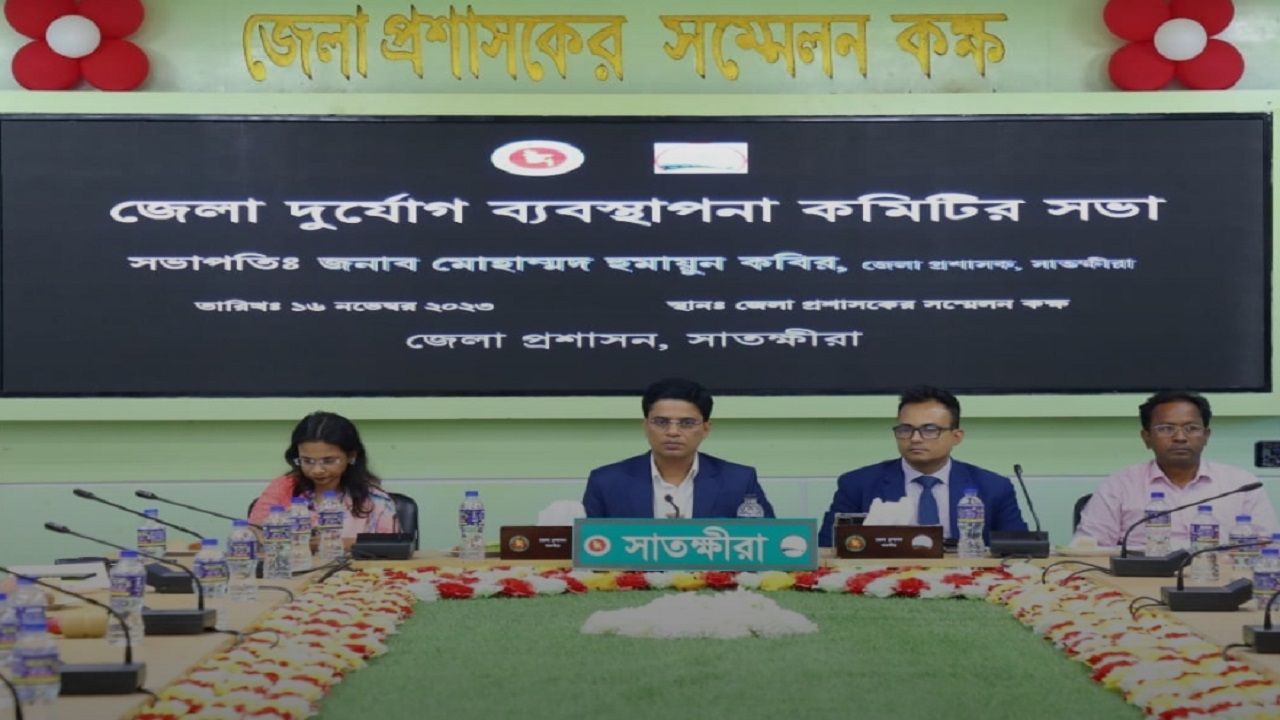 জেলা দূর্যোগ ব্যবস্থাপনা কমিটির সভায় জেলা প্রশাসক হুমায়ন কবির। ছবি : কালবেলা