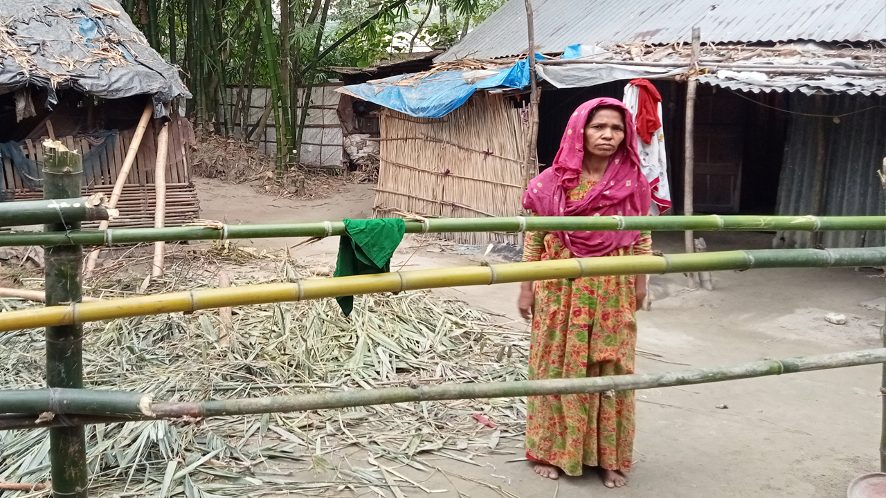 পাঁচ দিন ধরে নিজ বাড়িতে অবরুদ্ধ ছফুরা খাতুন। ছবি : কালবেলা