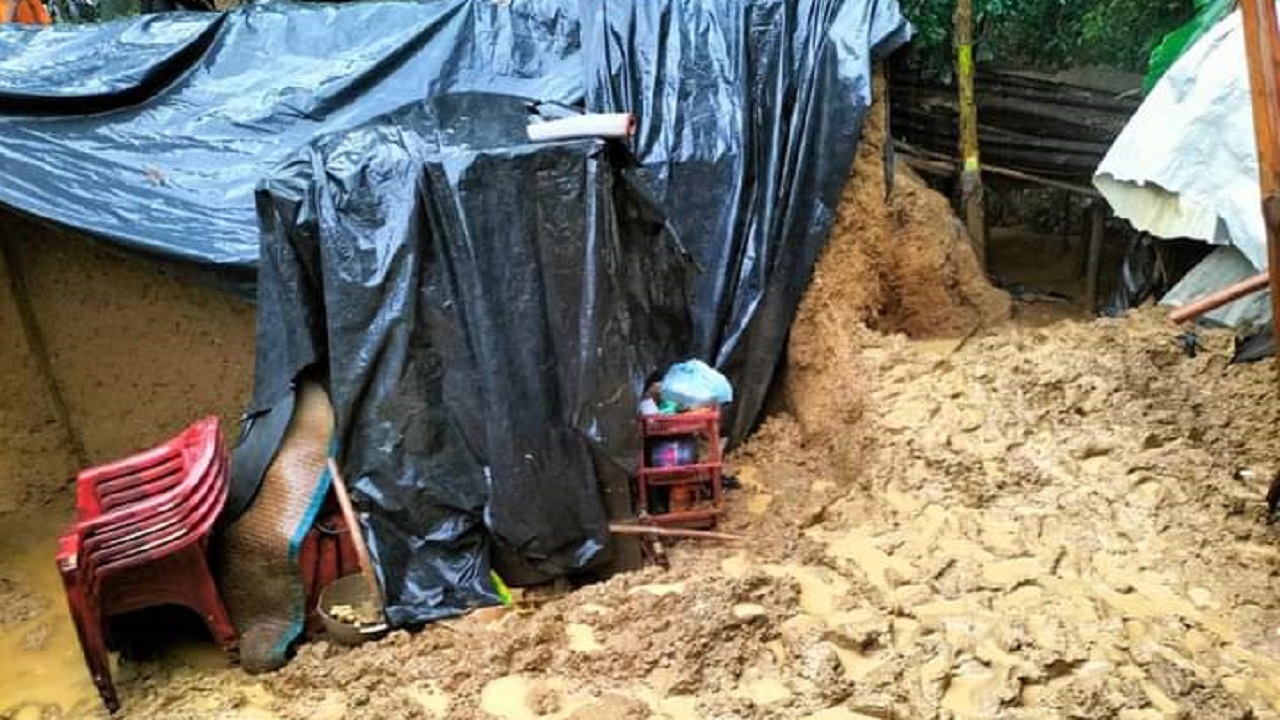 টেকনাফের হ্নীলা ইউনিয়নের মৌলভীবাজার ১নং ওয়ার্ড মরিচ্যাঘোনায় দেয়াল ধসে পড়া বাড়ি। ছবি : কালবেলা