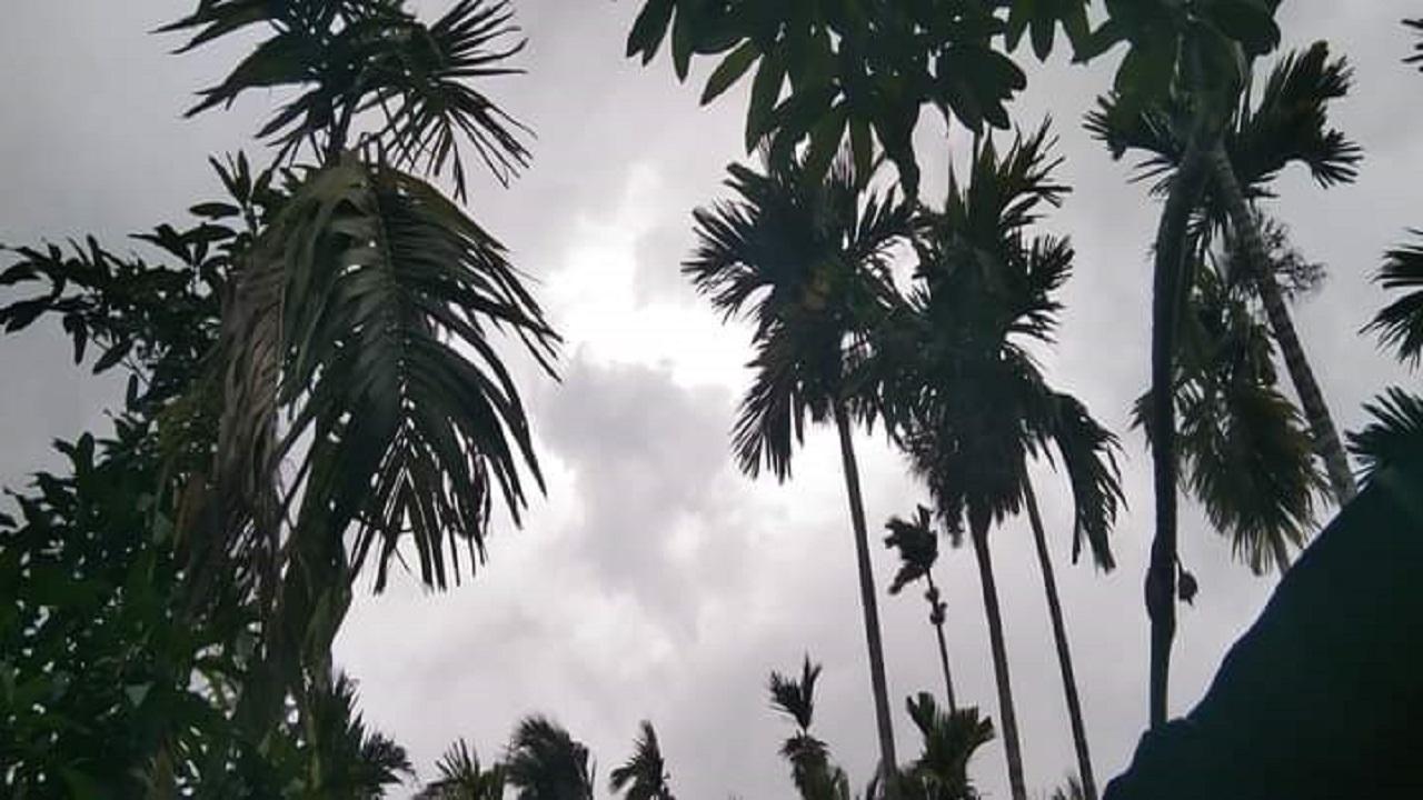 টেকনাফ উপকূলীয় এলাকায় মেঘাচ্ছন্ন আকাশ। ছবি : কালবেলা