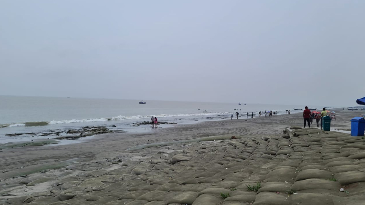 ঘূর্ণিঝড় মিধিলির প্রভাবে পটুয়াখালীর কলাপাড়ায় বাতাসের তীব্রতা বেড়েছে, বৃষ্টি অব্যাহত। ছবি : কালবেলা