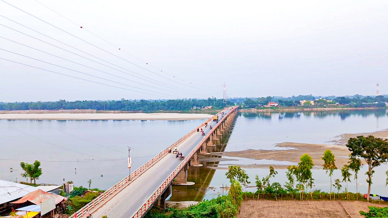 দেশের একমাত্র বাস সার্ভিসবিহীন উপজেলায় চার্জার ভ্যান ও অটোরিকশায় একমাত্র চলাচলের ভরসা। ছবিটি দিনাজপুরের খানসামা উপজেলার আত্রাই সেতু থেকে তোলা