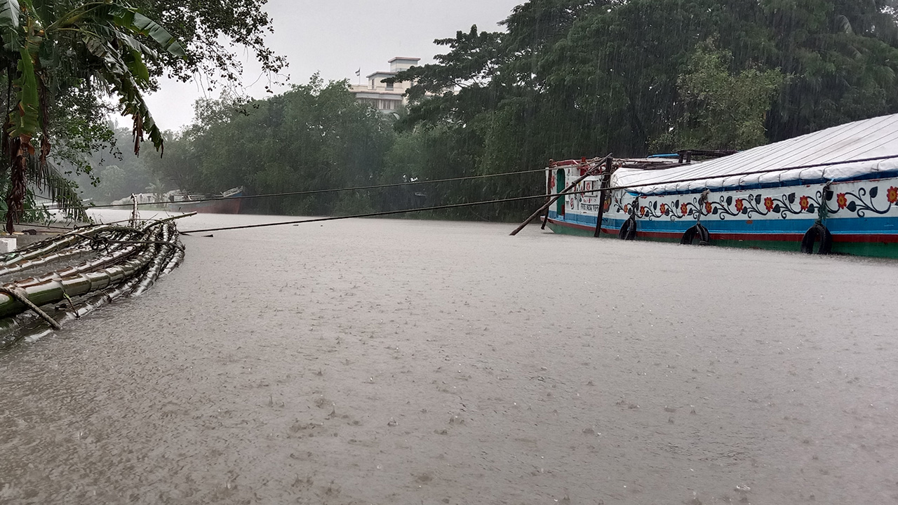 ঘূর্ণিঝড় মিধিলি প্রভাবে বরগুনায় ভারি বর্ষণ, ৭ নম্বর সতর্কতা সংকেত। ছবি : কালবেলা