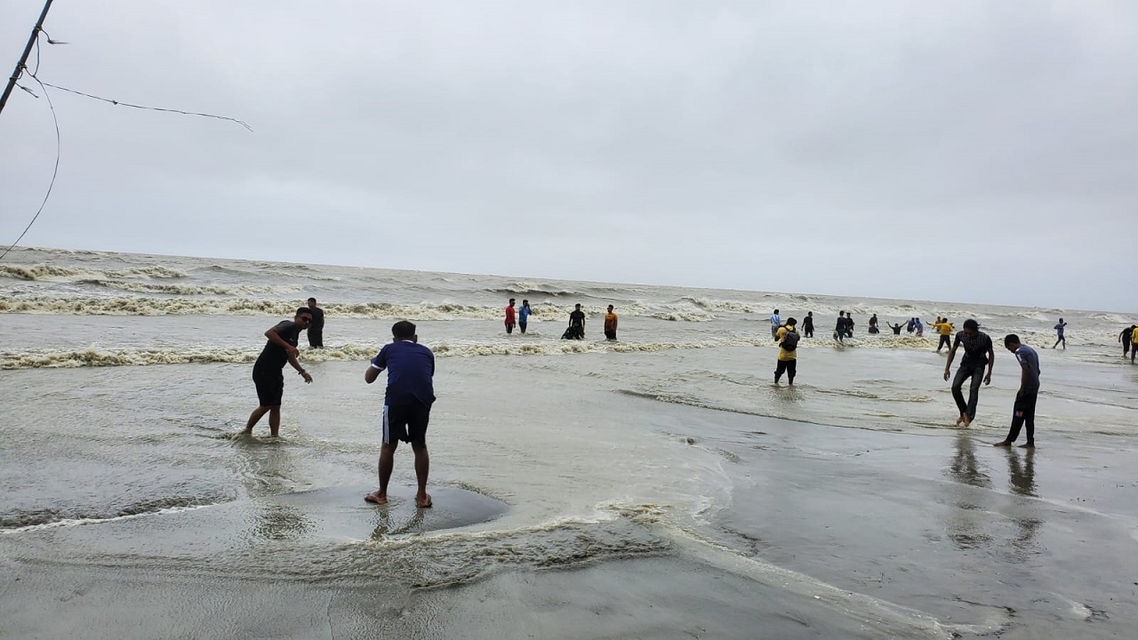 বৈরী আবহাওয়া উপেক্ষা করে কুয়াকাটা সমুদ্রসৈকতে জলকেলিতে মেতেছেন পর্যটকরা। ছবি : কালবেলা