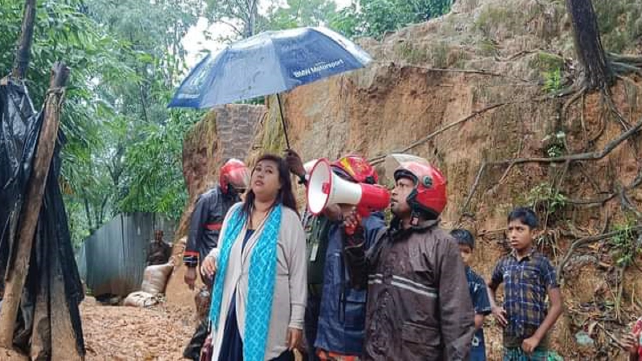 ঘূর্ণিঝড় মিধিলির প্রভাবে পাহাড় ধসে প্রাণহানি ঠেকাতে মাইকিং করছে উপজেলা প্রশাসন। ছবি : কালবেলা