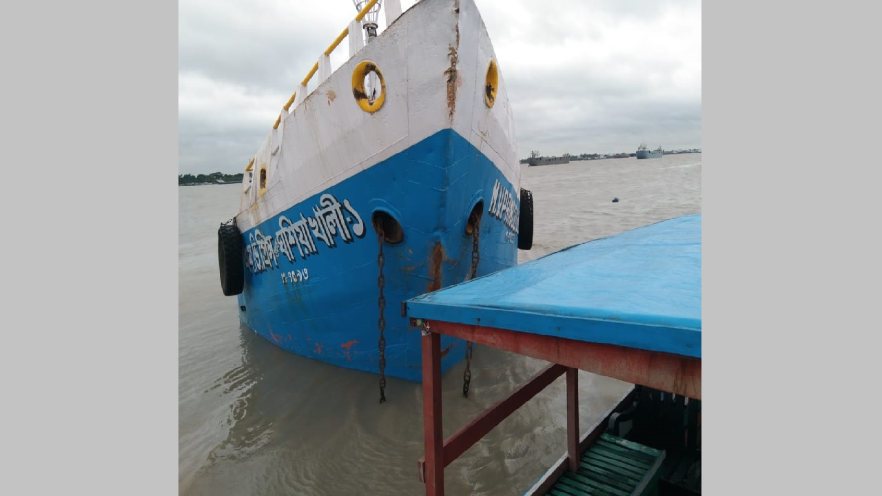 পশুর নদীতে ডুবে যাওয়া কয়লাবোঝাই লাইটার। ছবি : কালবেলা