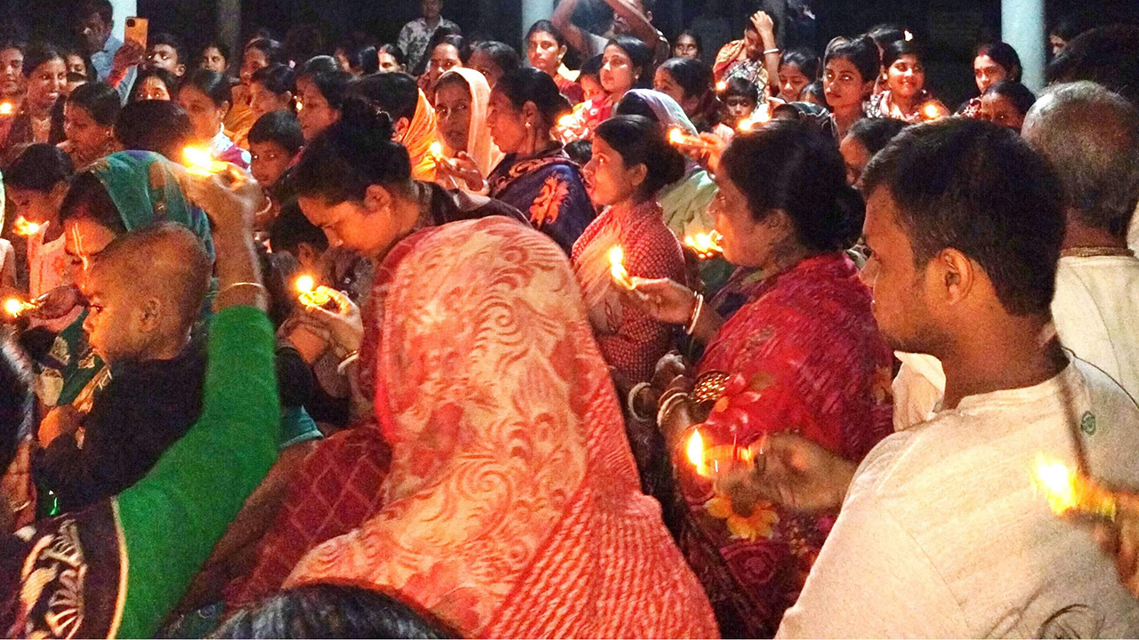 বগুড়ার আদমদীঘিতে দামোদর উৎসব-প্রদীপ প্রজ্বলন অনুষ্ঠিত। ছবি : কালবেলা