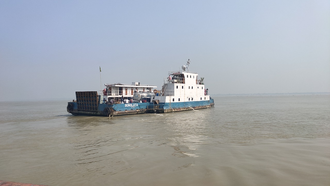 পদ্মা পাড়ি দিচ্ছে ফেরি। ছবি : কালবেলা