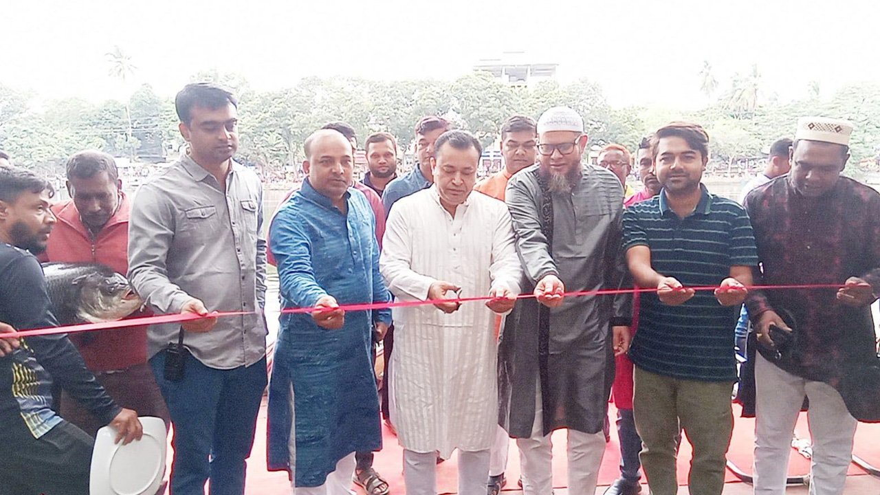 সাতক্ষীরা পৌর দিঘিতে মাছ ধরার উদ্বোধন করেন অতিথিরা। ছবি : কালবেলা