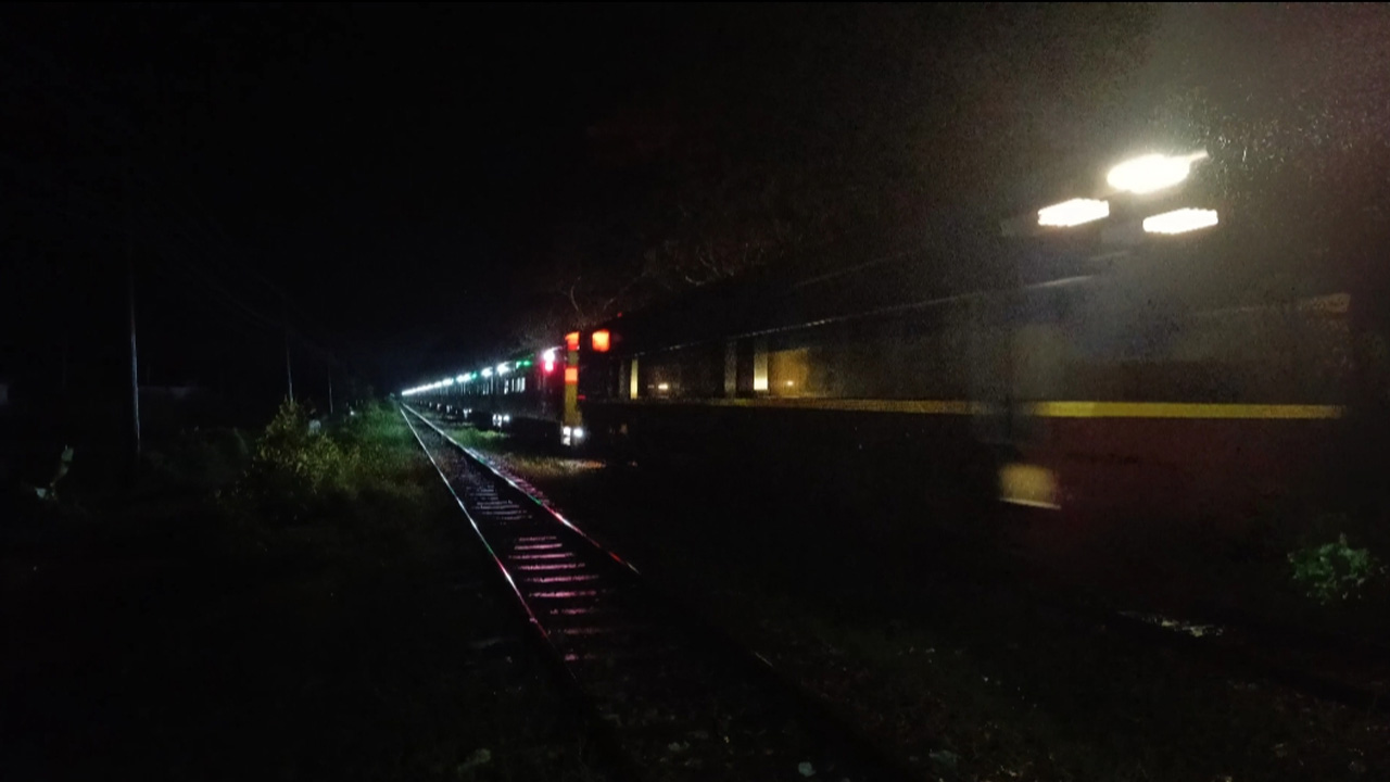 গাছ সরানোর পর ট্রেন চলছে। ছবি : কালবেলা