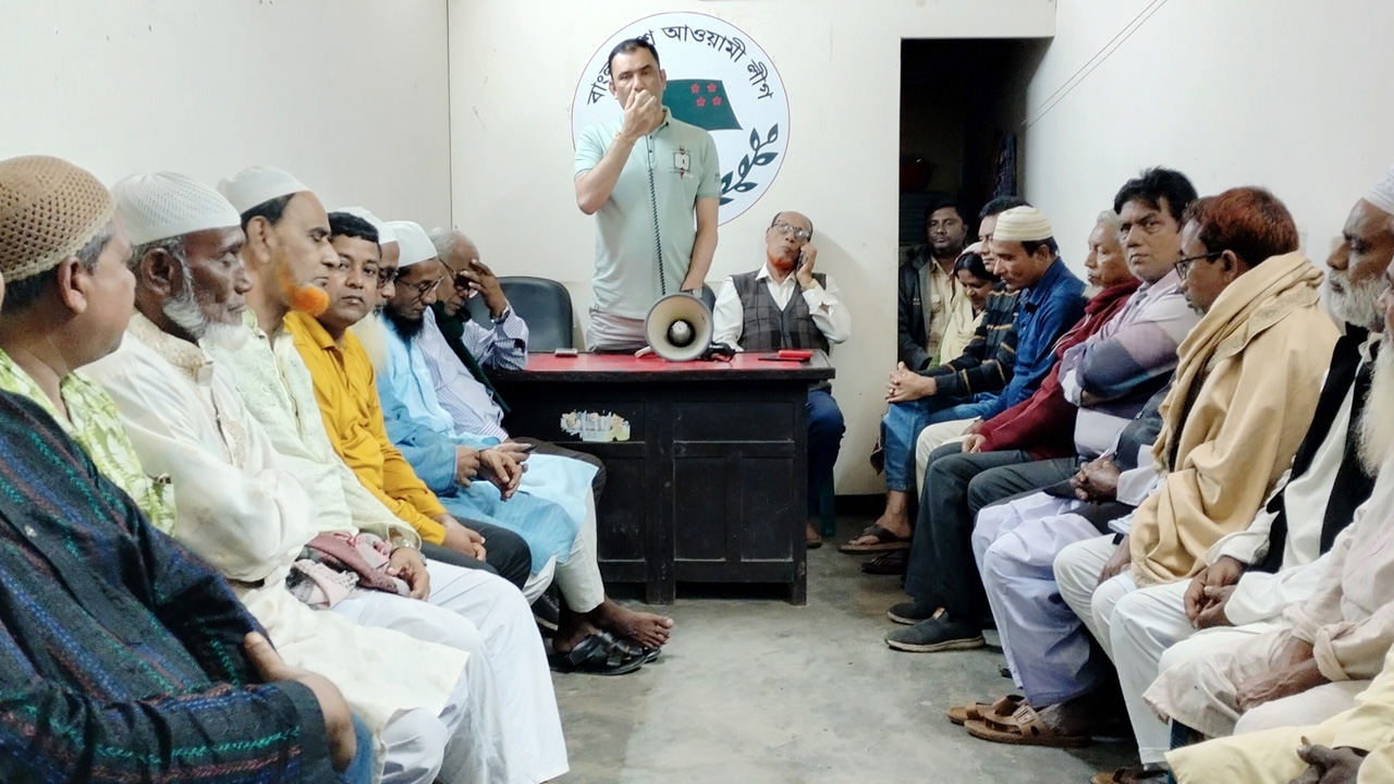 ময়মনসিংহের গৌরীপুরে আওয়ামী লীগের মনোনয়নপ্রত্যাশী সোমনাথ সাহার মতবিনিময়। ছবি : কালবেলা