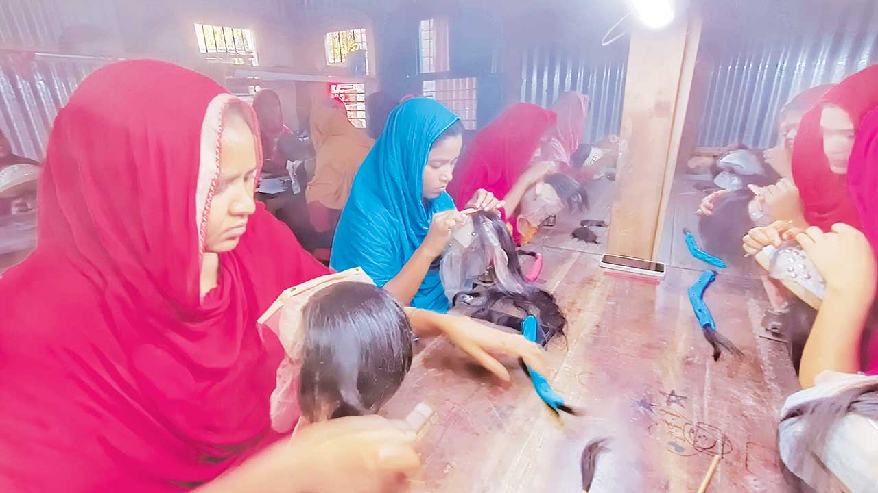 পাবনার বেড়া উপজেলায় বিভিন্ন গ্রামের দুই শতাধিক নারী পরচুলা তৈরি করে এখন স্বাবলম্বী। ছবি: কালবেলা