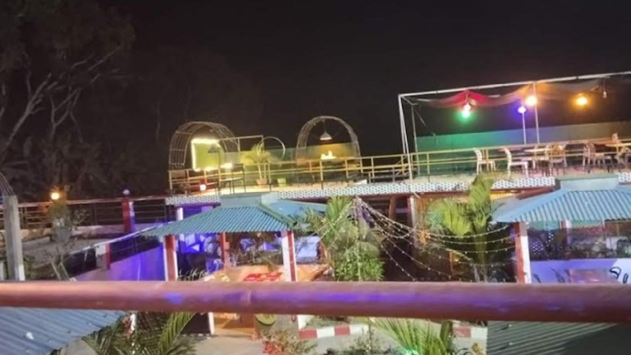 যশোরের মনিরামপুরে কাশবন ক্যাফ এন্ড রেস্টুরেন্ট থেকে ৯ জন ছাত্রশিবির কর্মীকে আটক করেছে পুলিশ। ছবি : কালবেলা