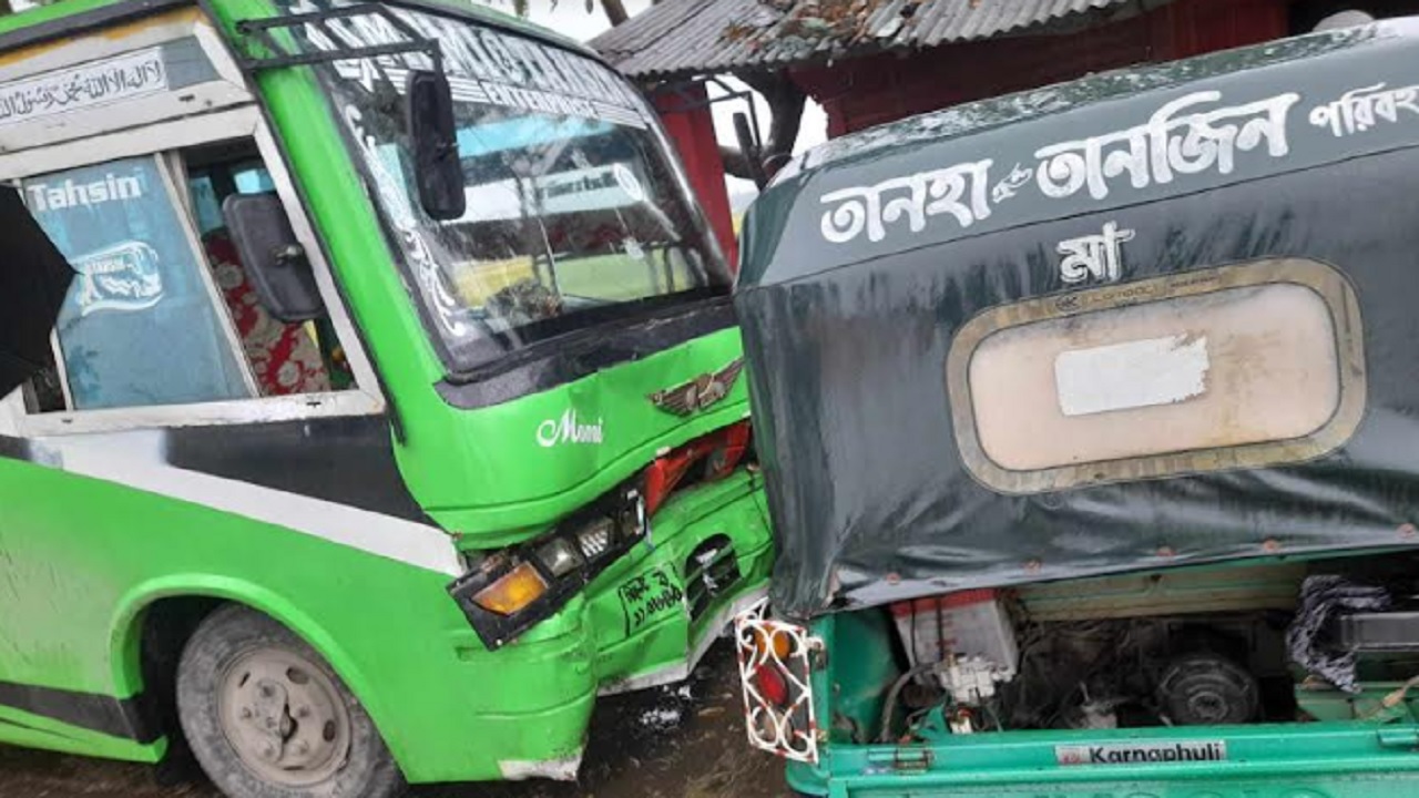 সিলেট-তামাবিল মহাসড়কে বাস ও সিএনজি অটোরিকশার মুখোমুখি সংঘর্ষে স্বামী ও স্ত্রীর মৃত্যু হয়েছে। ছবি : কালবেলা