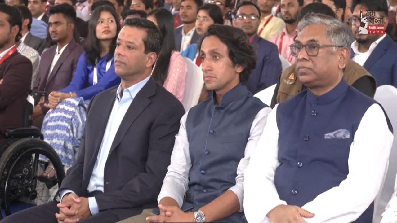 জয় বাংলা ইয়ুথ অ্যাওয়ার্ডে সজীব ওয়াজেদ ও রাদওয়ান মুজিব। ছবি : সংগৃহীত