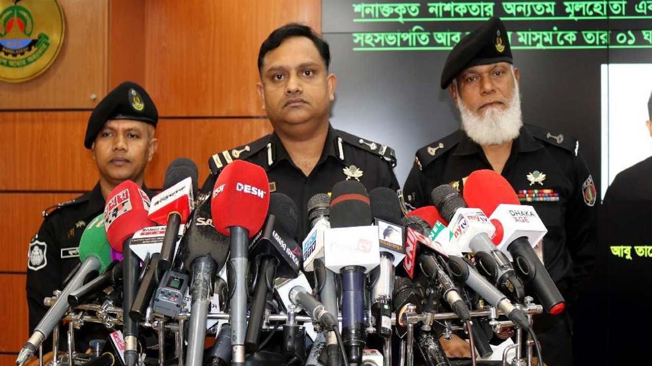 কথা বলছেন র‌্যাবের আইন ও গণমাধ্যম শাখার পরিচালক কমান্ডার খন্দকার আল মঈন। ছবি : সংগৃহীত