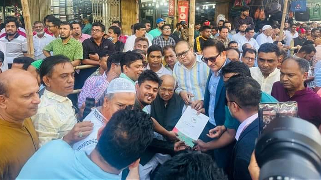 দলীয় মনোনয়ন ফরম সংগ্রহ করে বাবা ইঞ্জিনিয়ার মোশাররফ হোসেনের সঙ্গে দেখা করেন রুহেল। ছবি : কালবেলা