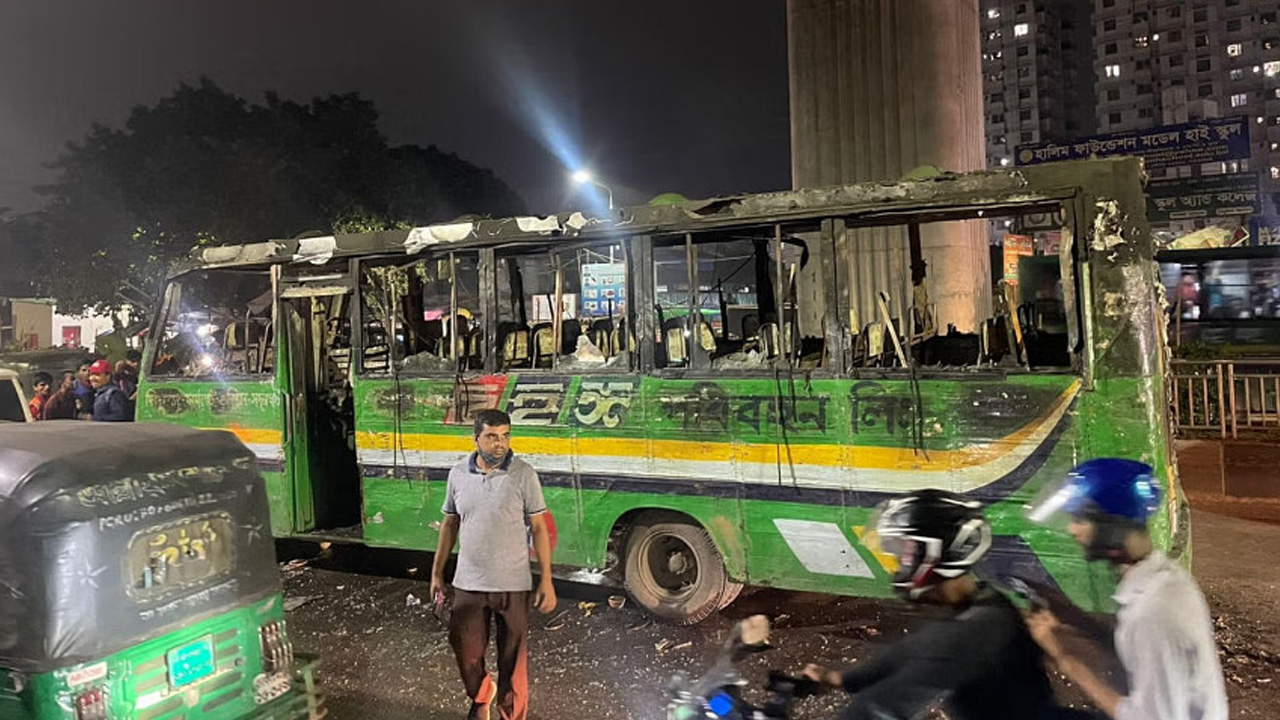 রাজধানীর আগারগাঁওয়ের তালতলা এলাকায় বাসে আগুন দিয়েছে দুর্বৃত্তরা। ছবি : সংগৃহীত