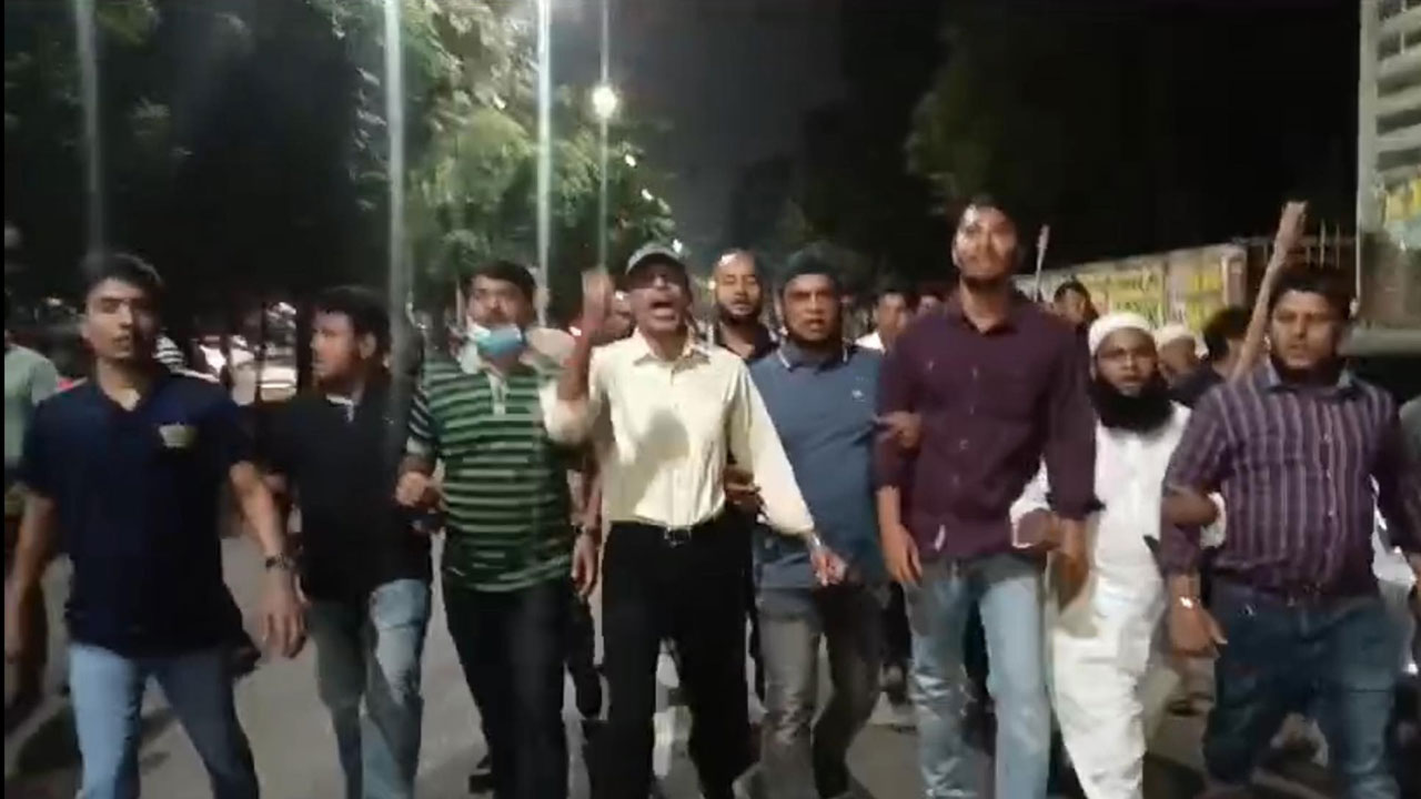রাজধানীতে বিক্ষোভ মিছিল করেছে জাতীয়তাবাদী যুবদল ঢাকা মহানগর দক্ষিণের নেতাকর্মীরা।
