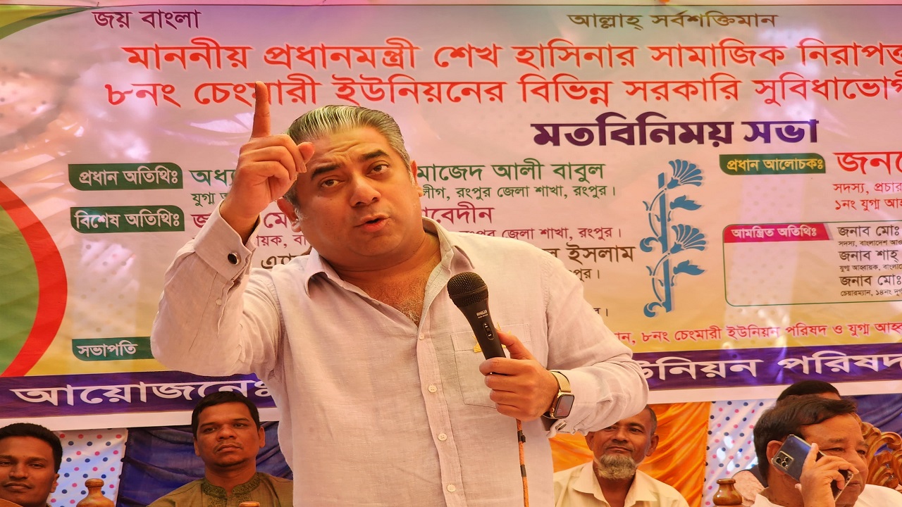 মতবিনিময় সভায় প্রধান আলোচক হিসেবে বক্তব্য দিচ্ছেন রাশেক রহমান। ছবি : কালবেলা