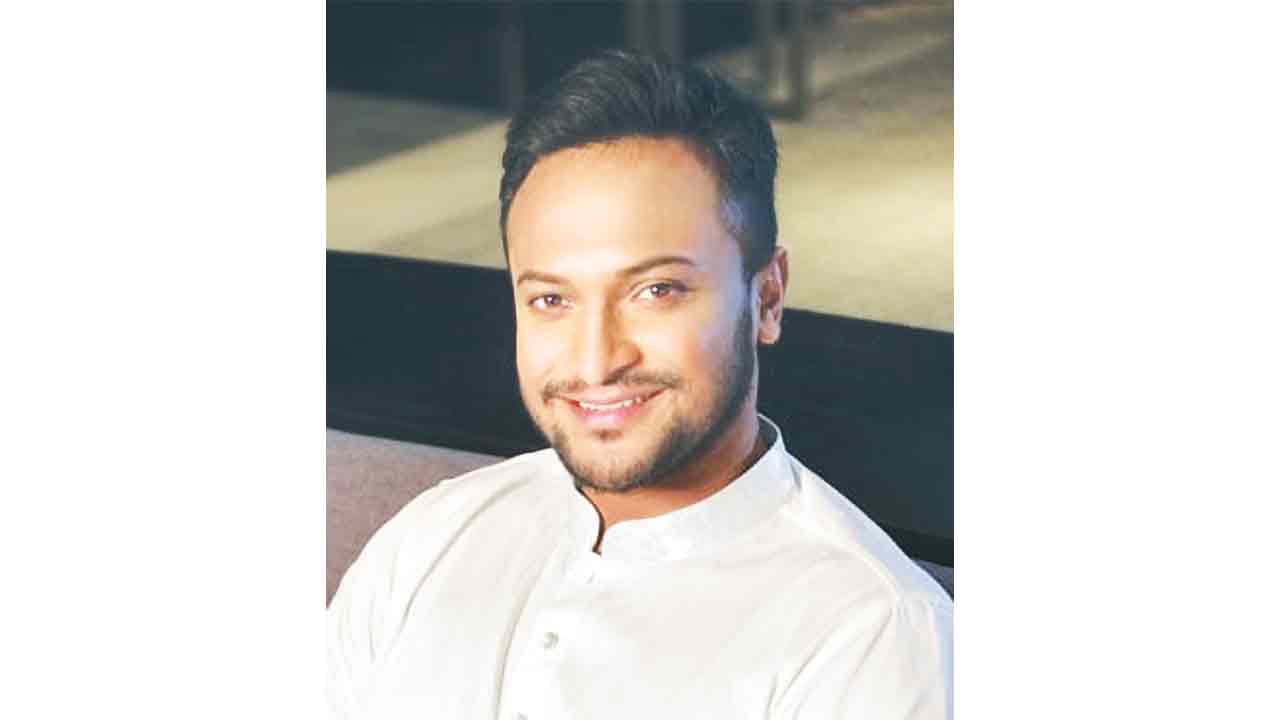 ঝালকাঠি ১ আসন থেকে মনোনয়নপত্র জমা দিলেন ইসরাত জাহান