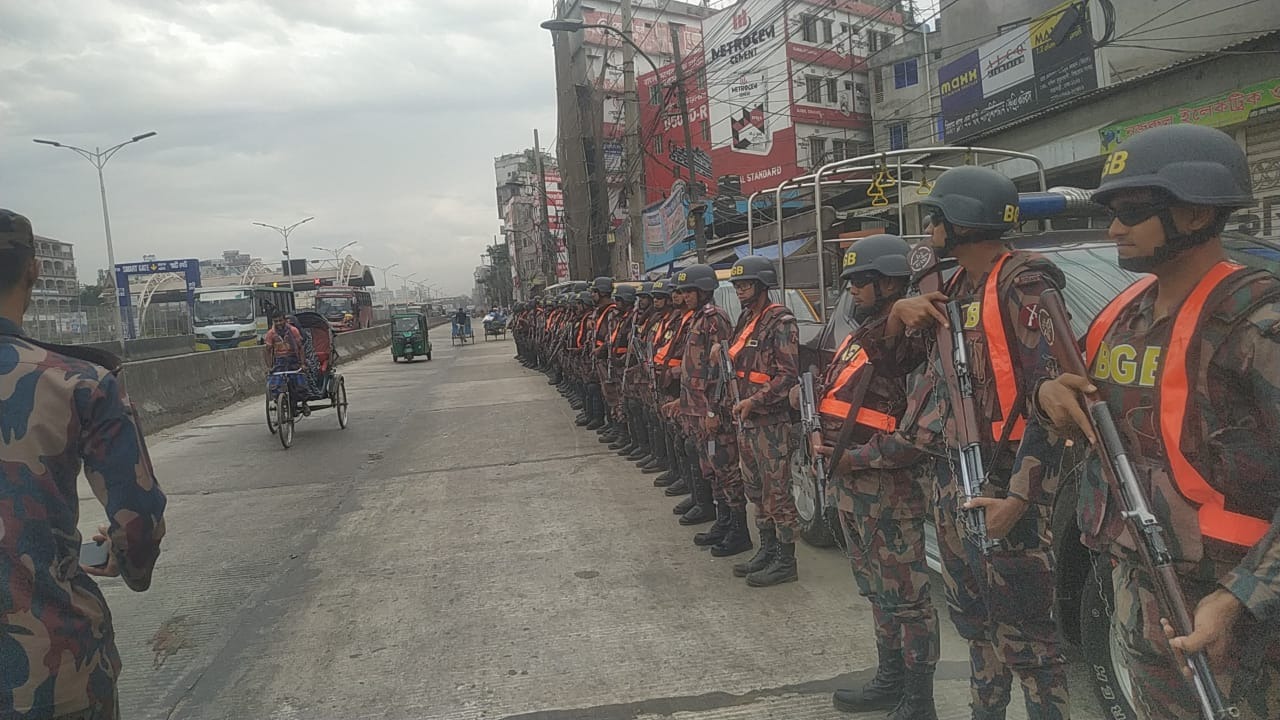 সারা দেশে আইনশৃঙ্খলা রক্ষায় কাজ করছে ২৩৫ প্লাটুন বিজিবি সদস্য। সৌজন্য ছবি