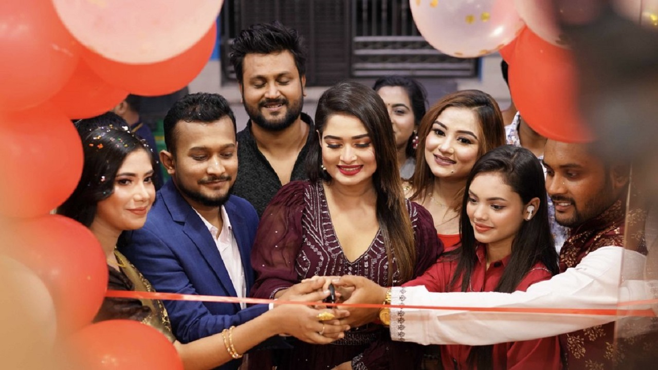 ফিতা কেটে শোরুমের উদ্বোধন করছেন চিত্রনায়িকা শিরিন শিলা। ছবি : সংগৃহীত