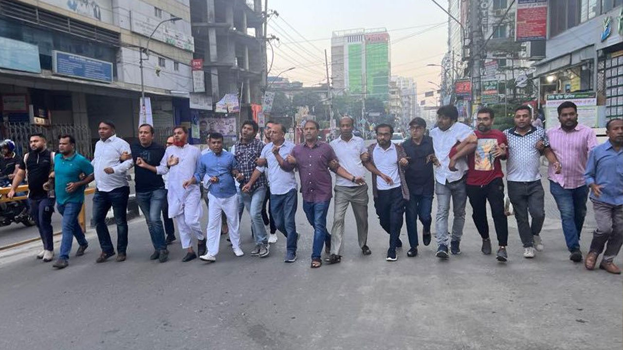 রাজধানীর গ্রিন রোডে বিক্ষোভ মিছিল করেছে জাতীয়তাবাদী স্বেচ্ছাসেবক দল। ছবি : সংগৃহীত