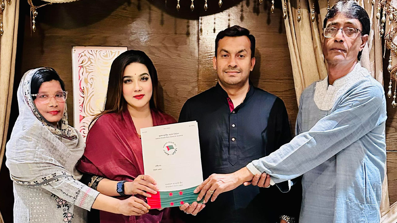 মনোনয়ন ফরম সংগ্রহ করছেন চিত্রনায়িকা মাহিয়া মাহি। ছবি : সংগৃহীত