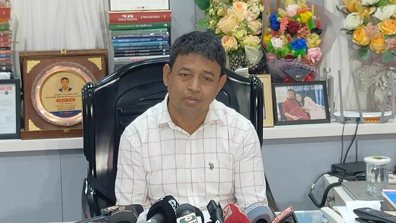 মিন্টো রোডে নিজ কার্যালয়ে সাংবাদিকদের সঙ্গে কথা বলেন ডিএমপির অতিরিক্ত কমিশনার (ডিবি) মোহাম্মদ হারুন অর রশীদ। ছবি : কালবেলা