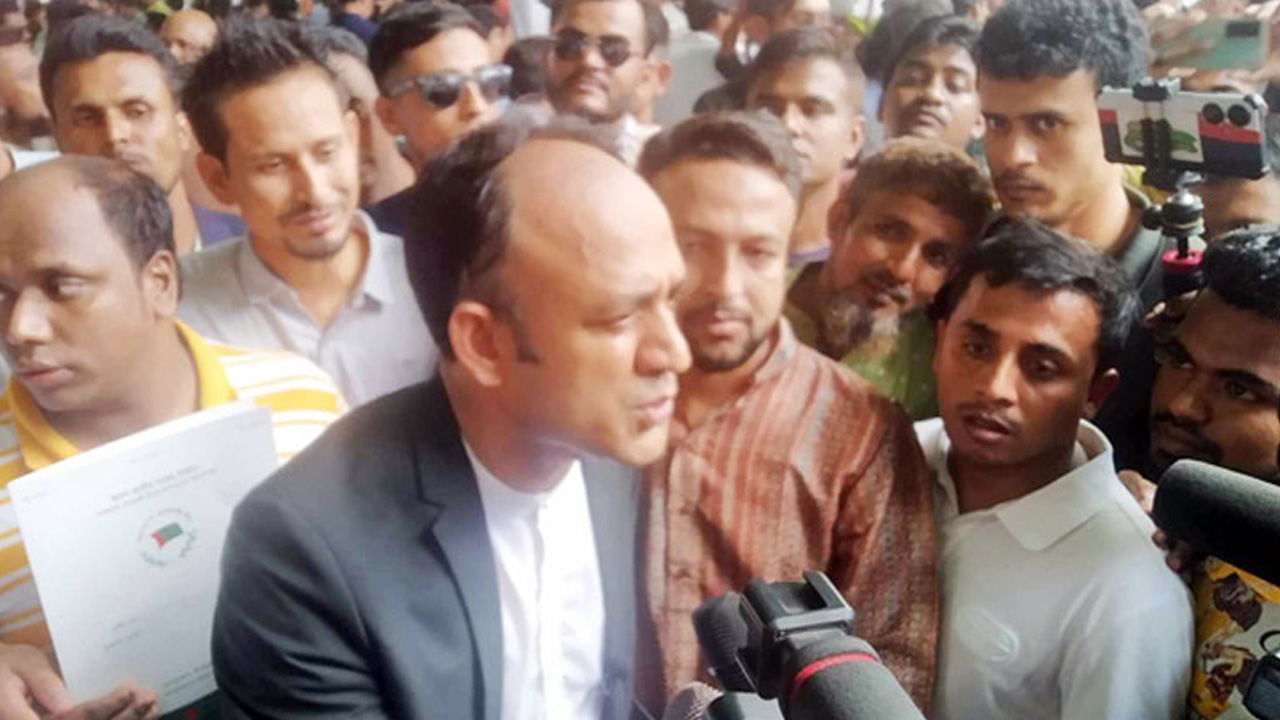 আওয়ামী লীগের কেন্দ্রীয় কার্যালয়ে উপস্থিত হয়ে মনোনয়ন ফরম কেনেন ব্যারিস্টার সুমন। ছবি : সংগৃহীত